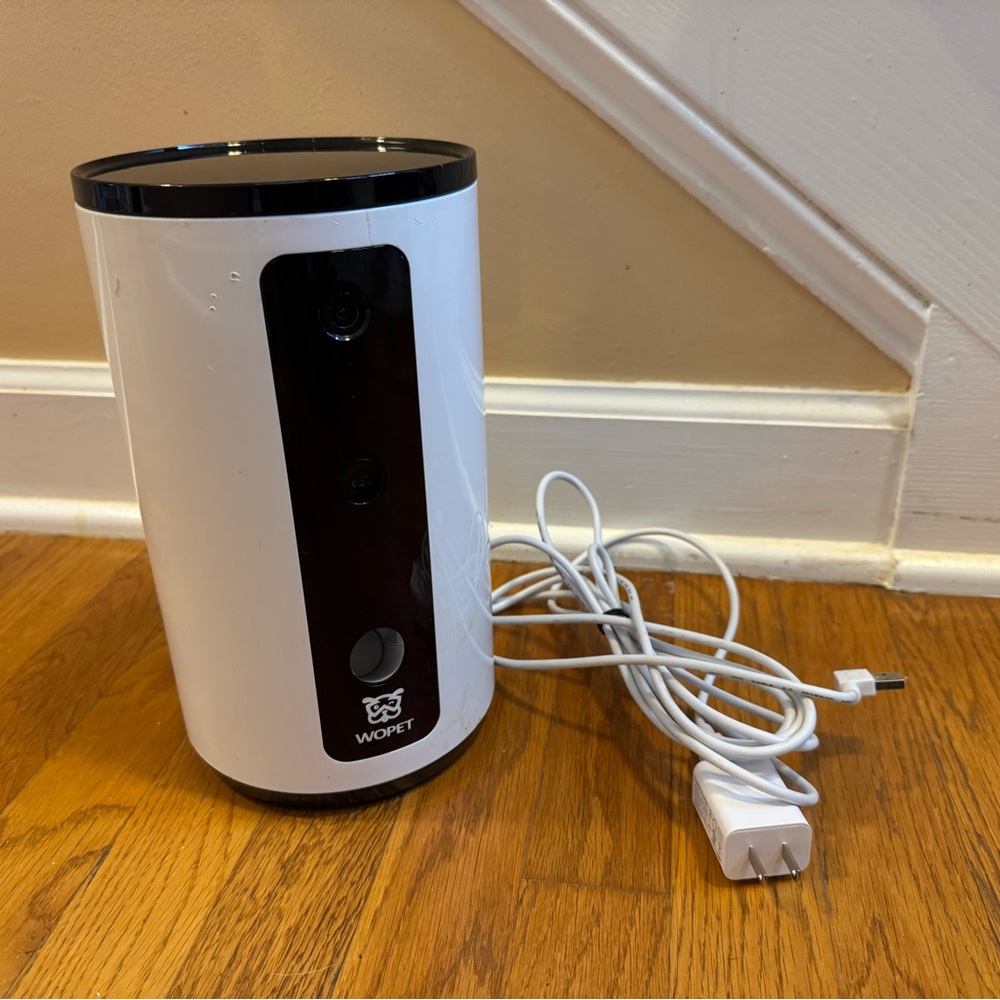 Wopet Pet Camera and Treat Dispenser / *Minor Cosmetic Flaws*